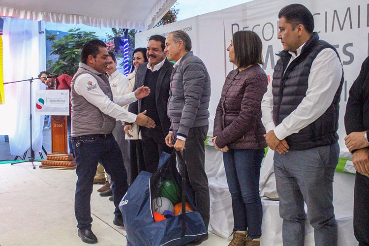 entrega-de-material-a-tutores.jpg