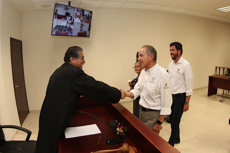 gobernador-en-sala-de-jucios.jpg