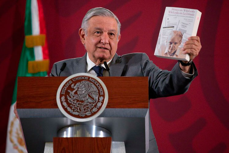 amlo-libro-de-julian-assange.jpg