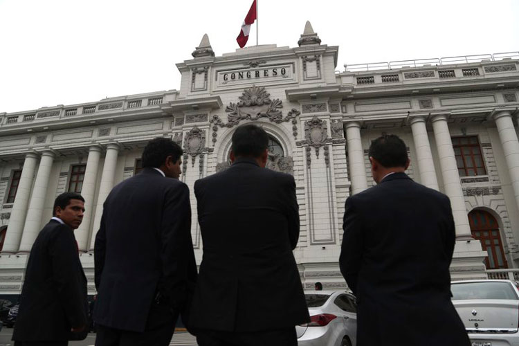 oficiales-del-congreso-de-peru.jpg