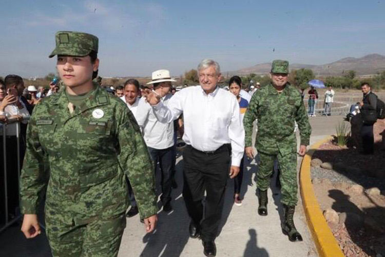 amlo-y-militares.jpg