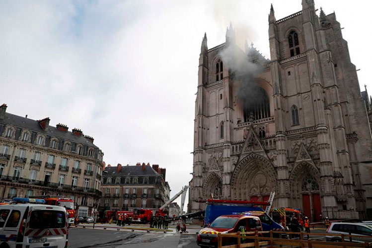 incendio-en-catedral-de-nantes.jpg