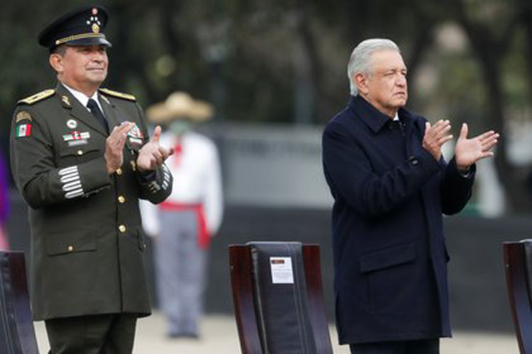 luis-crecencio-sandoval-gonzlaez-y-amlo.jpg