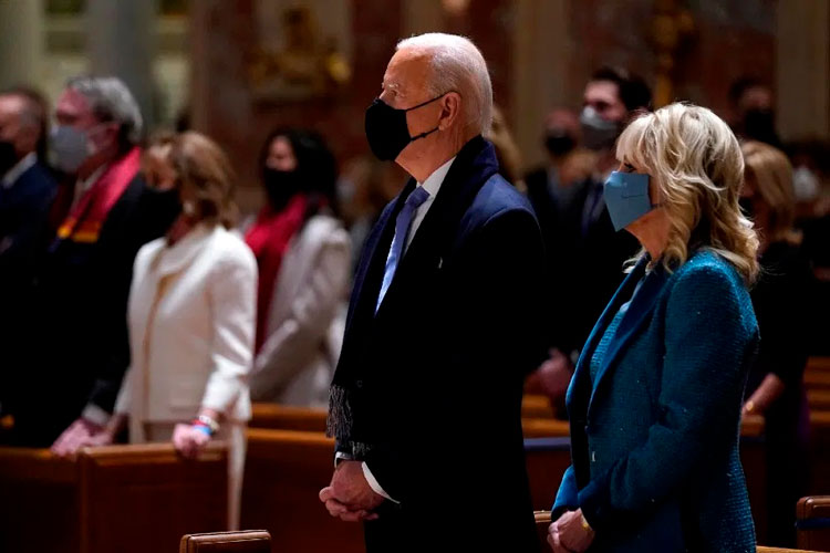 joe-biden-y-esposa-jill-misa.jpg