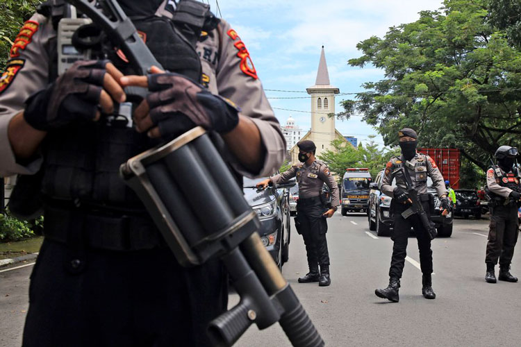 ataque-suicida-en-catedral-de-indonesia-2.jpg