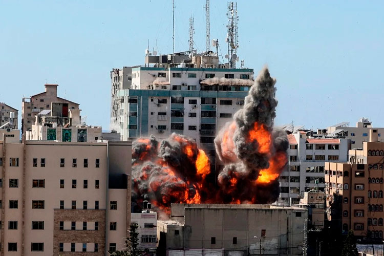 bombardean-edificio-de-ap-en-gaza.jpg