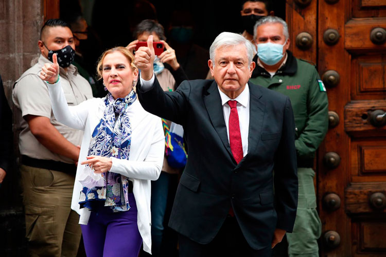 amlo-y-beatriz-guitierrez-muller-votan.jpg