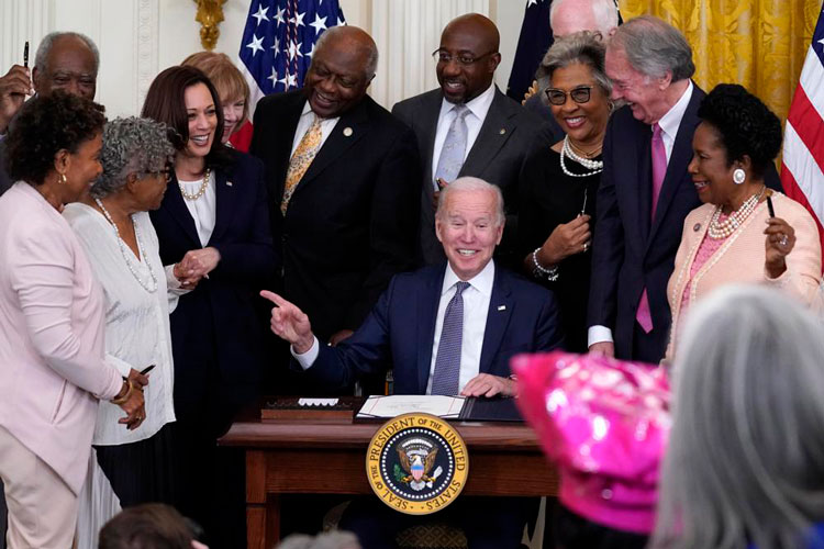 joe-biden-y-representantes-democratas-negros.jpg
