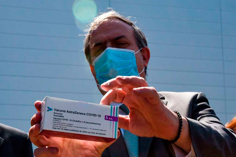 marcelo-ebrard-con-vacuna-astrazenecca.jpg
