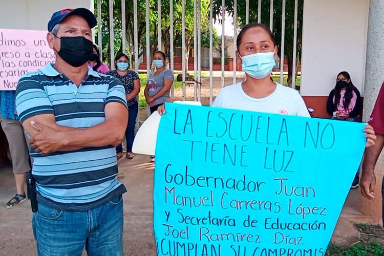 protestan-padres-de-alumnos.jpg