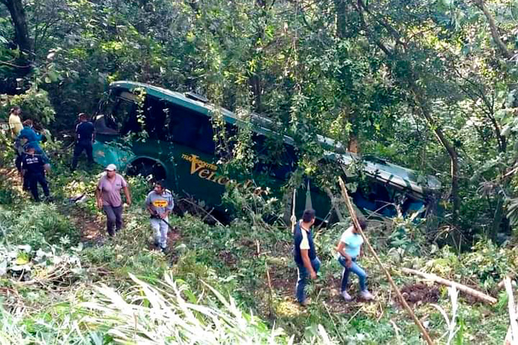 autobus-vencedor-cae-a-voladero.jpg