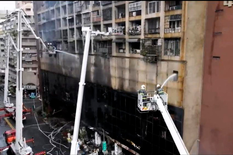 incendio-en-edificio-en-Taiwan-2.jpg