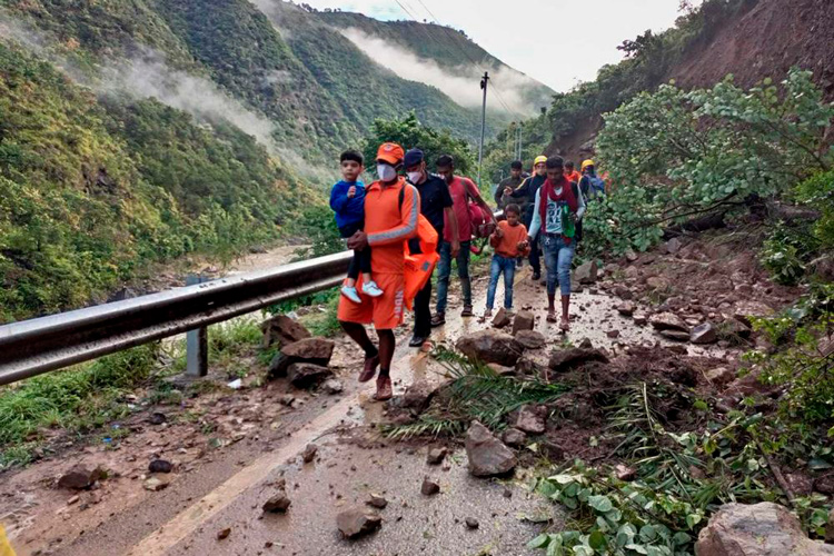 lluvias-y-deslizamientos-en-india.jpg