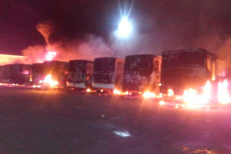 se-incendian-autobuses-en-ejido-tampaya.jpg