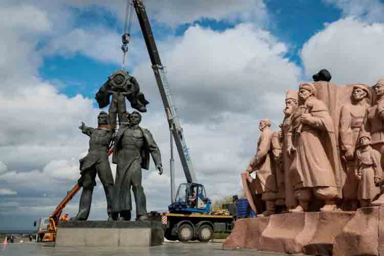 monumento-sovietico-en-Kiev-1.jpg