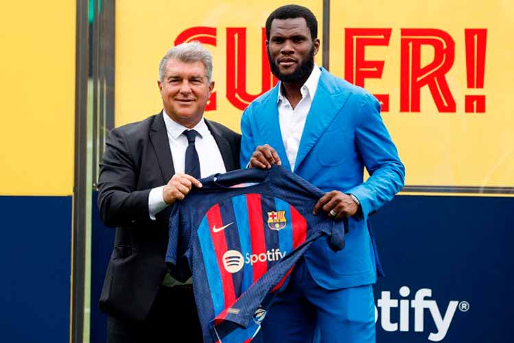 joan-laporta-y-Franck-Kessie.jpg