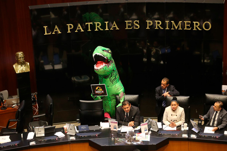 Xoochitl-galvez-se-disfraza-de-dinosaurio-2.jpg