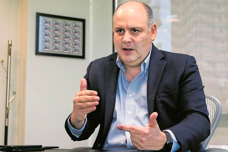 Gustavo-de-Hoyos-2.jpg