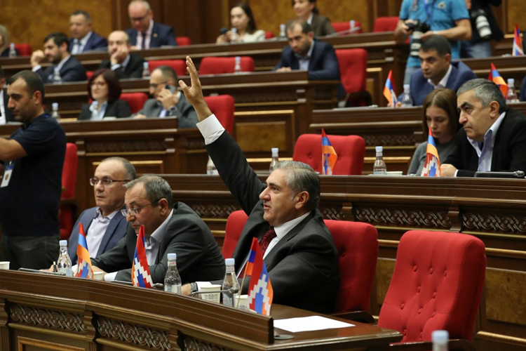 parlamento-de-Armenia-1.jpg