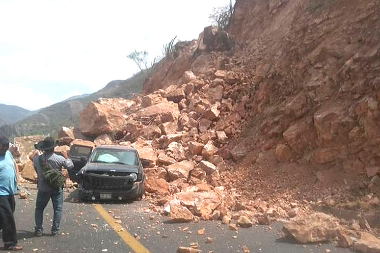 Derrumbe-en-carretera-de-Oaxaca-2.jpg