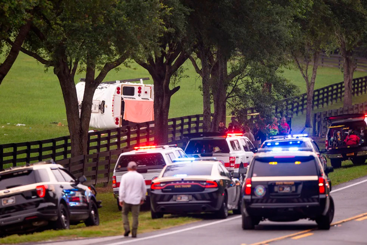 Vuelca-autobus-con-trabajadores-en-Florida-2.jpg