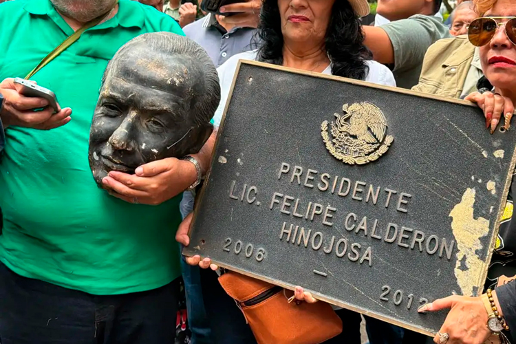 decapitan-a-felipe-calderon-estatua.jpg