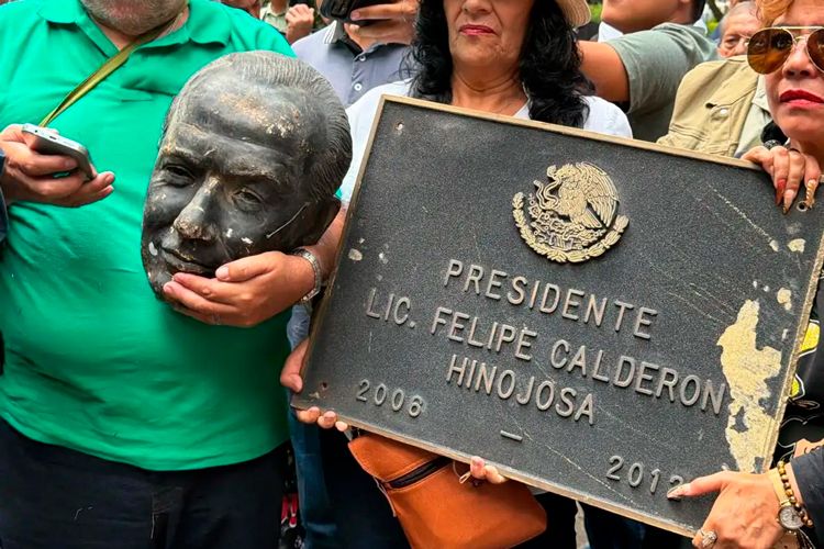 decapitan-a-felipe-calderon-estatua.jpg